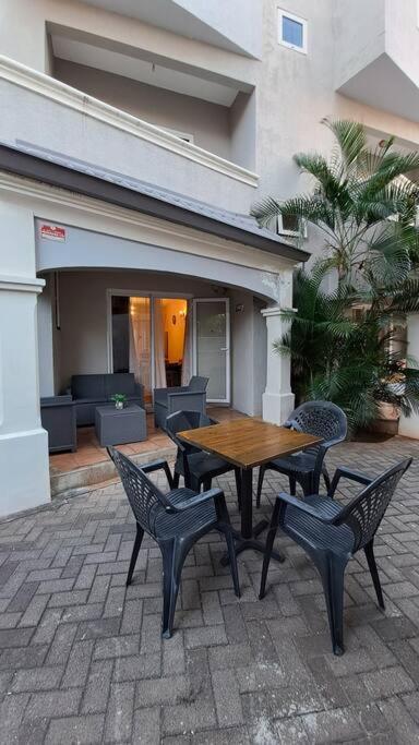 Sunshine Luxurious Villa:4 Mins Walk From Beach Flic-en-Flacq Eksteriør billede